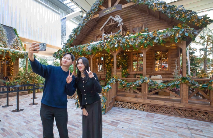 현대백화점 더현대 서울 5층 사운즈 포레스트에 조성된  '해리의 크리스마스 공방'에서 고객들이 기념 촬영하고 있는 모습. 사진=현대백화점그룹