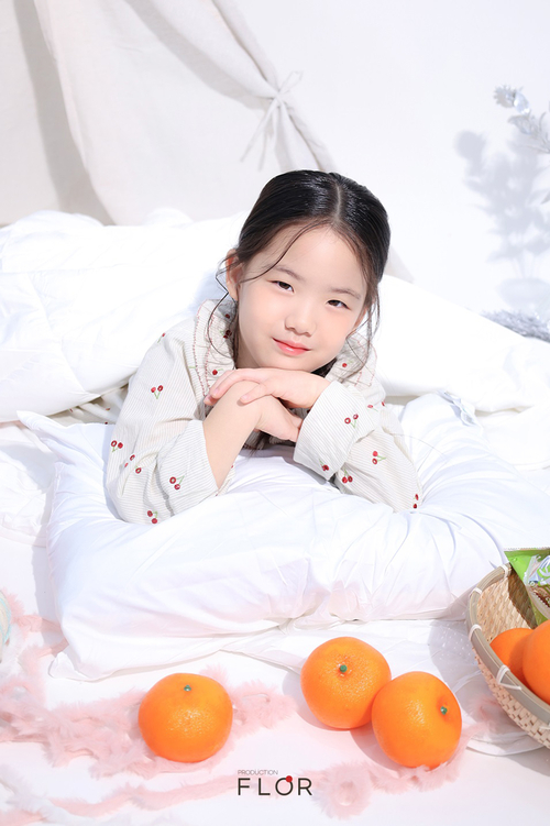 플로르 방송제작사, 2025 겨울 화보 공개… 모델 박서연·박태준이 전하는 여유로운 겨울 감성