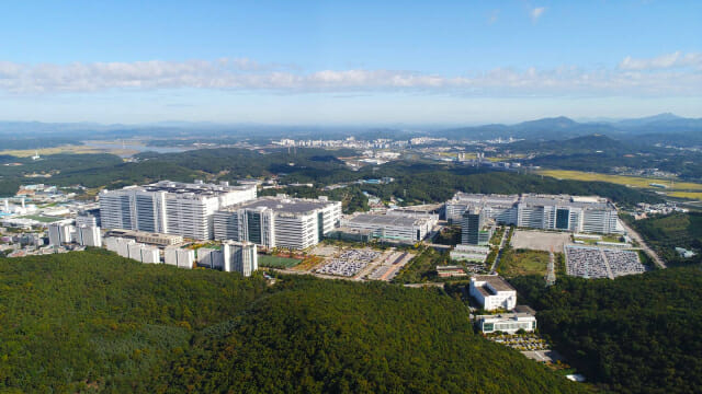 LCD가고 OLED 올인…K-디스플레이 ‘적자 터널’ 탈출 