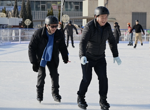 임병택 시흥시장(앞쪽)-문광만 경기도시각장애인연합회 시흥시지회장 24일 거북섬 스케이트장 방문
