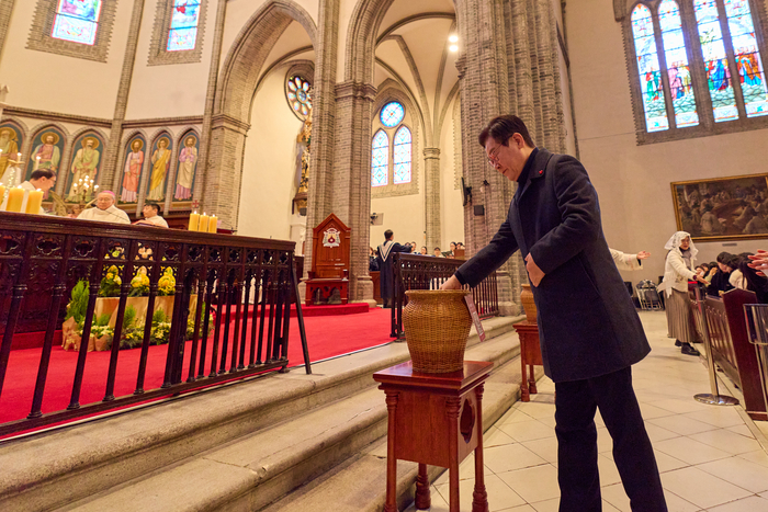 이재명 대통령 부부, 명동성당 방문