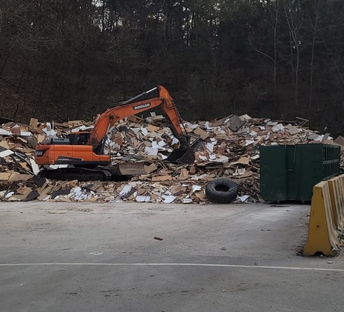 폐목재 등 대형폐기물 적재된 고양특례시 적환장