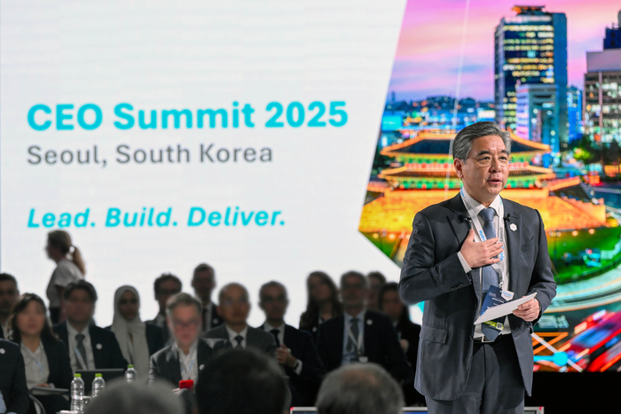 장재훈 현대차그룹 부회장이 지난 3일 개막한 '수소위원회 CEO 서밋'에서 미래 비전에 대해 설명하고 있다.