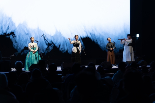 시흥시민 서울대학교 시흥캠퍼스 컨벤션센터에서 열린 문화공연 관람