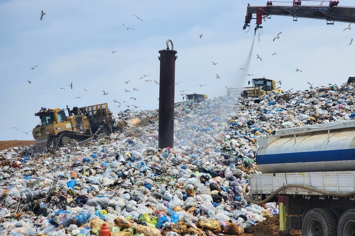[단독] 수도권매립지 직매립 코앞인데…쓰레기 반입량 11% 감소 그쳐