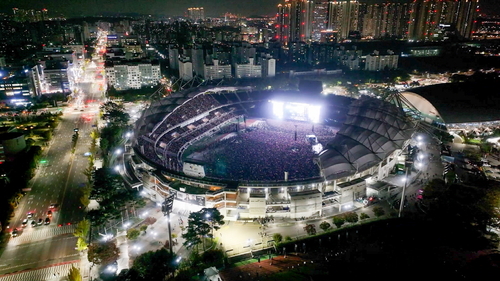 대형공연이 열리고 있는 고양특례시 고양종합운동장