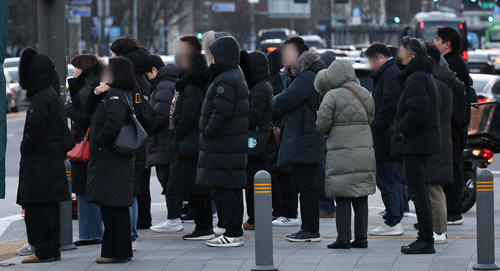 서울 종로구 광화문 세종대로사거리에서 출근길 시민들이 횡단보도 신호를 기다리고 있다