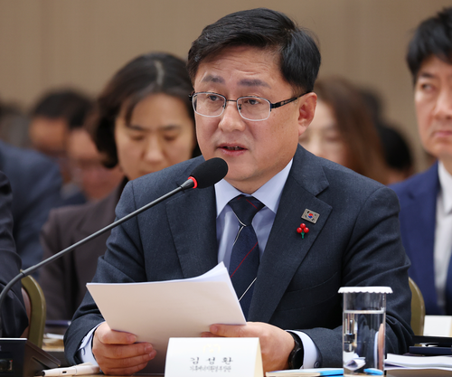 김성환 기후에너지환경부 장관이 17일 정부세종컨벤션센터에서 이재명 대통령에게 업무보고를 하고 있다.