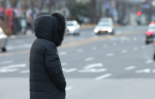 서울 광화문 거리에서 시민들이 걸음을 재촉하고 있다. 2