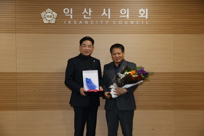 김경진 익산시의장, 2025년 익산시청출입기자단 선정 '올해의 최고 의원상' 수상