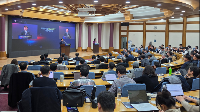 30일 서울 여의도 국회 의원회관에서 열린 '바람직한 에너지믹스 1차 정책토론회'에서 인사말을 하고 있다
