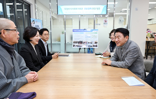 김동근 의정부시장(오른쪽) 29일 2층 리모델링 마친 의정부시사회복지회관 방문