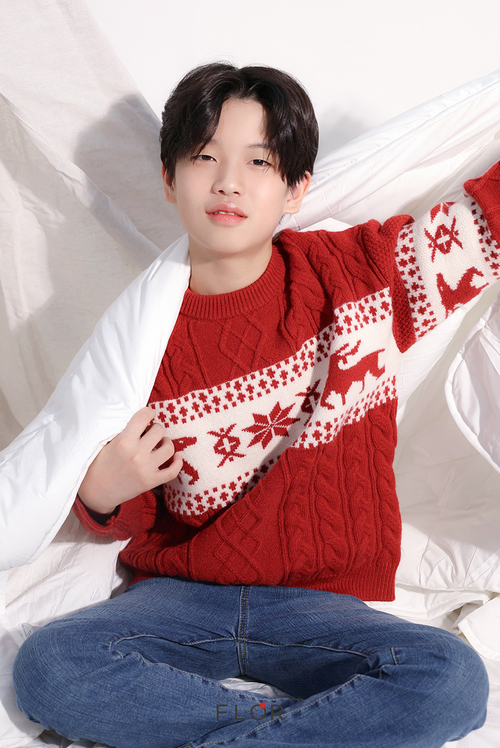 플로르 방송제작사, 2025 겨울 화보 공개…모델 유하린·유하원의 따뜻한 겨울