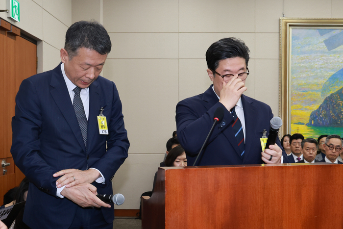 의원 질의 듣는 김광일 대표이사-김병주 회장