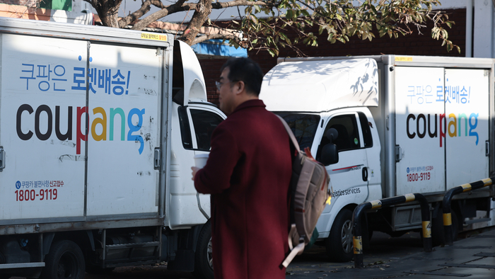 서울 시내 한 쿠팡 물류센터에 배송차량이 주차돼 있다. 사진=연합