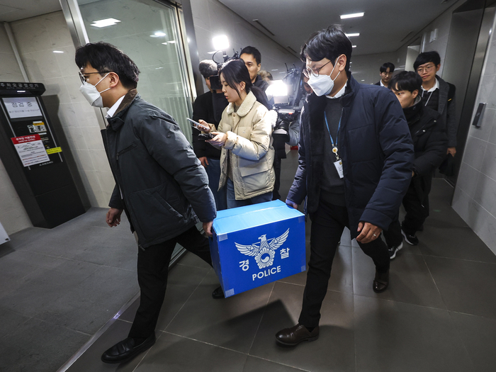 지난 9일 오후 압수수색이 진행중인 송파구 쿠팡 본사에서 경찰 관계자들이 상자를 들고 나서고 있다. 사진=연합