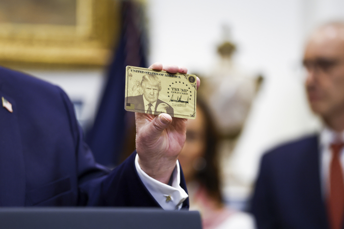 ‘영주권 장사’ 쏠쏠…트럼프 골드 카드, 2조 가까이 팔려