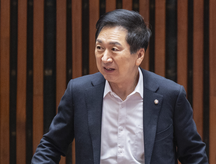 의원총회 입장하는 국민의힘 김기현 의원