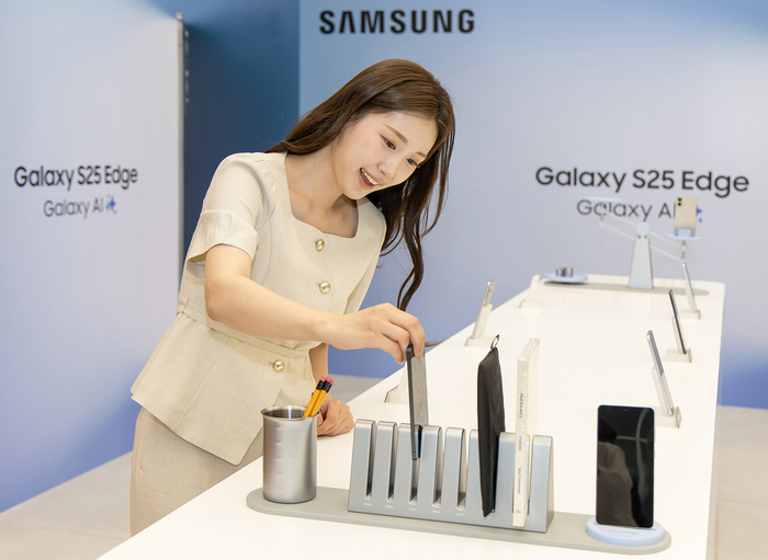 고객이 삼성전자의 '갤럭시 S25 엣지' 제품을 살펴보고 있다.