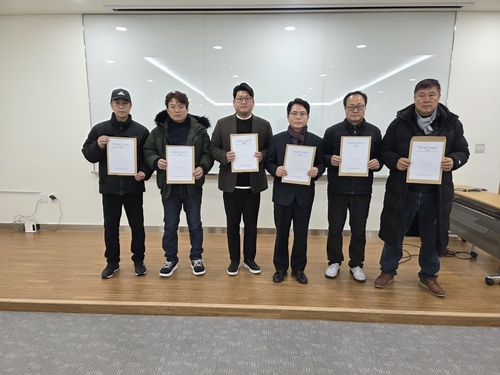 하남시 미사입주자대표회의연합회 임원진 지하철9호선 조기 착공 촉구 성명서 금광연 하남시의회 의장(왼쪽 4번째)에게 전달