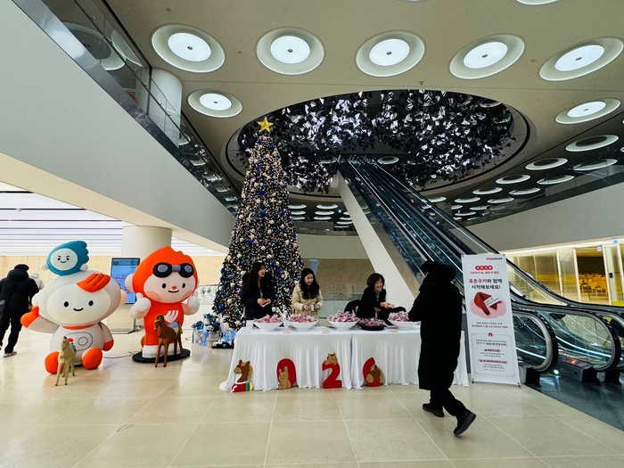 2일 오전 한국앤컴퍼니그룹 판교 본사 로비에서 임직원들이 행운을 담은 포춘쿠키와 덕담 엽서를 받으며 활기찬 새해를 시작하고 있다. 한국앤컴퍼니