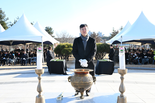 이민근 안산시장 1일 원곡공원 내 현충탑 참배