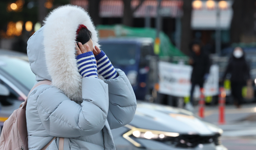 서울 광화문 거리에서 시민들이 걸음을 재촉하고 있다