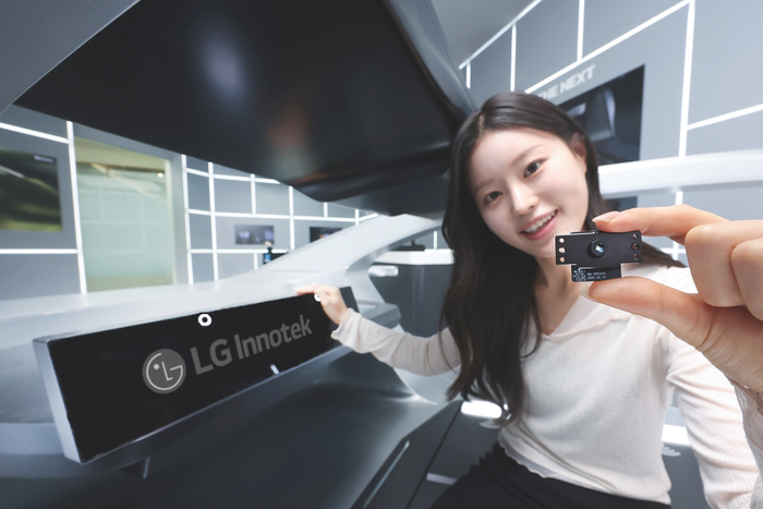 LG이노텍 직원이 '차세대 언더 디스플레이 카메라 모듈'을 소개하고 있다