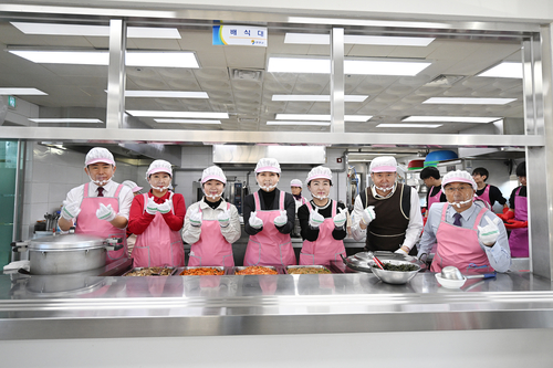 연천군의회 2일 연천군노인복지관에서 배식봉사 참여
