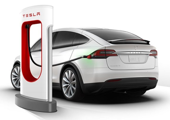 테슬라 슈퍼 차저로 충전하는 모습. 사진=테슬라 제공