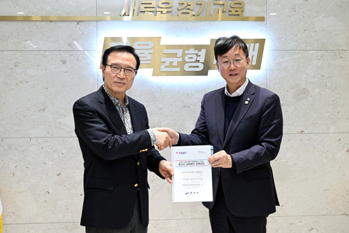 이민근 안산시장(오른쪽) 2025년 12월24일 임태희 경기도교육감에게 교육발전 정책건의서 전달