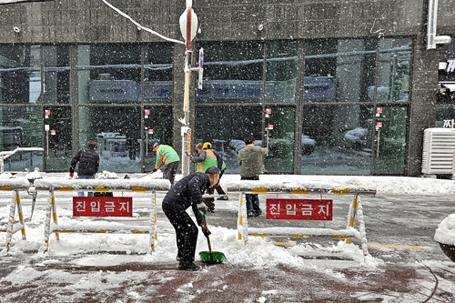 부천시 공직자들 시민 안전 위해 제설작업 진행