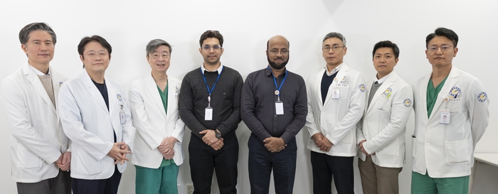 연세사랑병원 의료진과 해외 의료진이 연수 프로그램 수료를 기념해 함께 기념촬영을 하고 있다