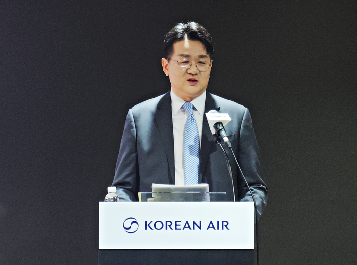 조원태 한진그룹 회장이 지난해 3월 11일 서울 강서구 공항동 대한항공 본사에서 열린 신규 CI 런칭 매체 설명회에서 출입 기자들의 질의에 답변하는 모