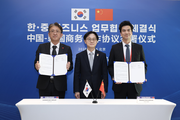 5일 중국 베이징에서 열린 한중 비즈니스 포럼에서 (왼쪽부터) 박종훈 신세계그룹 이마트부문기획전략본부 본부장, 김정관 산업통상부 장관, 제임스 