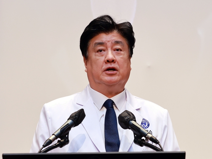 금기창 연세대학교 의무부총장 겸 의료원장이 5일 새해인사에서 신년사를 전하고 있다 (1)