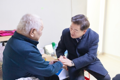 박승원 광명시장(오른쪽) 5일 비닐하우스에서 거주하다 주거 지원을 통해 LH 전세임대주택으로 옮긴 주거취약가정 방문