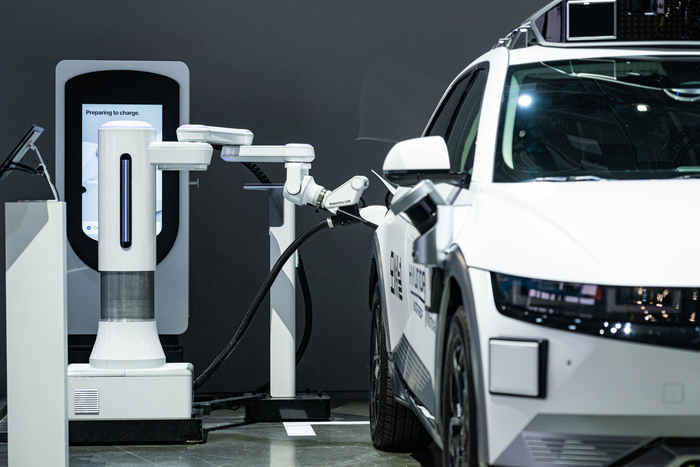 전기차 자동 충전 로봇 활용한 아이오닉 5 로보택시 충전 시연.jpg