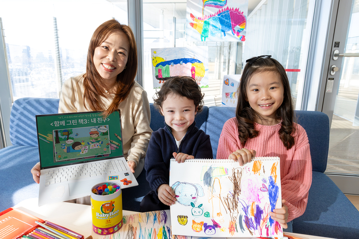 어린이 모델이 지니 TV 키즈랜드 '함께 그린 책 3' 어린이 작가 공모전과 부모 교육 워크숍을 소개하는 모습