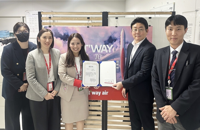 티웨이항공 후쿠오카 지점이 후쿠오카 국제공항으로부터 표창을 받아 우주 티웨이항공 후쿠오카 지점장(오른쪽 두번째)과 직원들이 기념 사진을 촬영