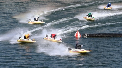 하남 미사리경정장에서 선수들 턴마크 돌며 경합 중