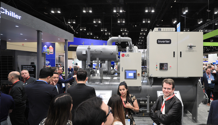 지난해 2월 열린 공조 전시회 'AHR EXPO 2025'에 참가한 관람객들이 데이터센터 열관리 솔루션으로 주목 받고 있는 LG전자 '칠러'를 둘러보는 모습.