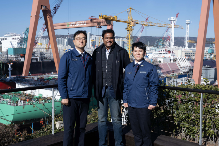 인도 타밀나두(Tamil Nadu) 주(州) 정부 대표단 일행이 8일(목) HD현대중공업을 방문해 조선소 야드를 둘러보고, 실제 선박 건조 현장을 참관했다. 왼쪽부터