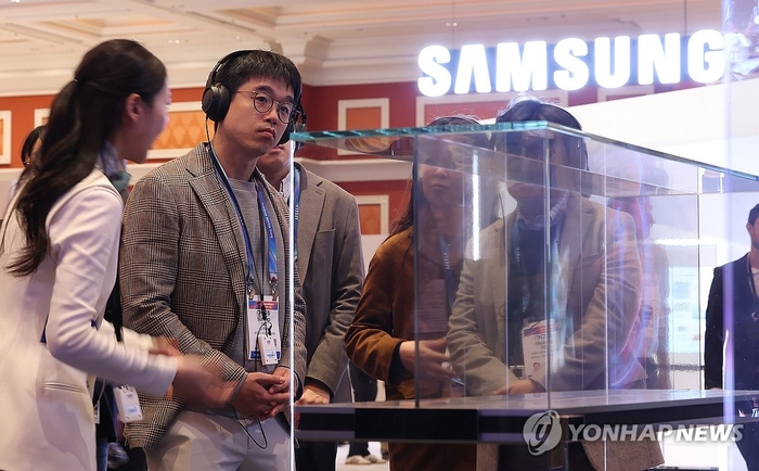이선호 CJ그룹 미래기획그룹장(왼쪽 두 번째)이 7일(현지시각) 미국 네바다주 라스베이거스 윈 호텔에 마련된 삼성전자 부스를 둘러보고 있다.