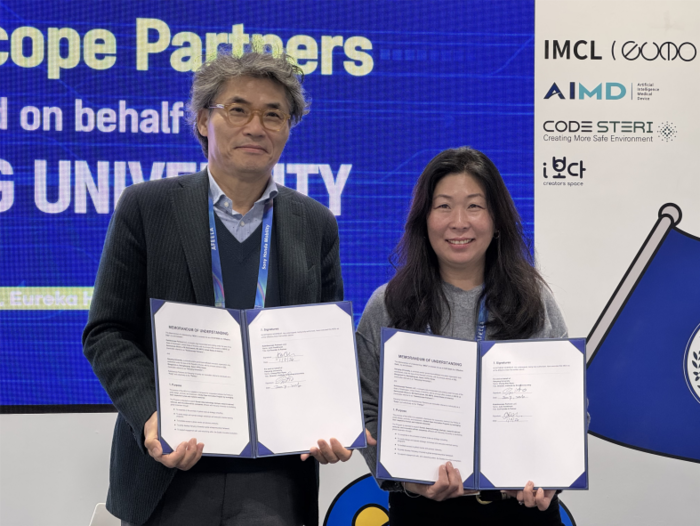 CES 2026에서 한양대 류창완 창업지원단장(왼쪽)과 Kaleidoscope Partners의 공동 설립자이자 파트너 줄리 골드스웨이트(Julie Goldthwait)는 MOU를 체결했다. (사진=