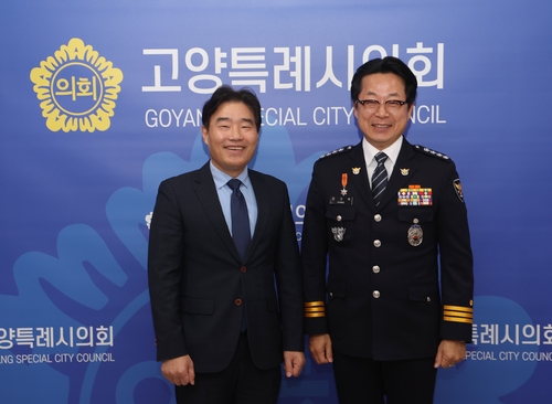 김운남 고양특례시의회 의장(왼쪽)-강기택 일산서부경찰서장 9일 대화동 원형육교 보행환경 개선 방안 논의