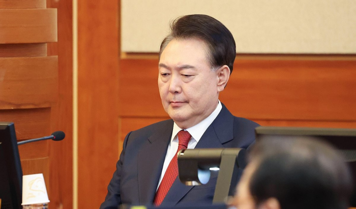 고개숙인 윤석열 전 대통령