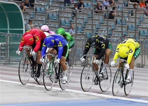 광명 광명스피돔에서 우수급 선수들 결승선 향해 질주