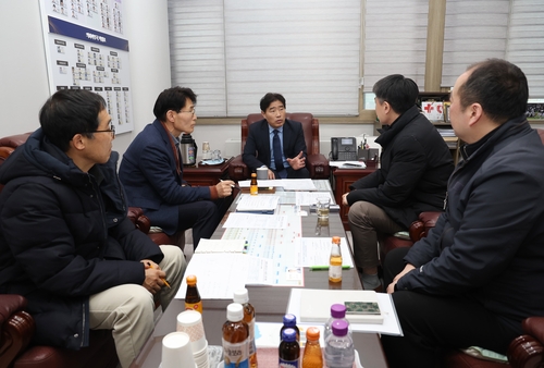 김운남 고양특례시의회 의장(가운데) 9일 집행부 버스정책과 관계자들과 대화동 수소충전소 운영 방안 점검