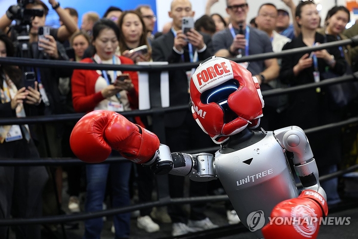 'CES 2026'에 참가한 중국 로봇 기업 유니트리가 로봇이 복싱하는 모습을 선보이고 있다.